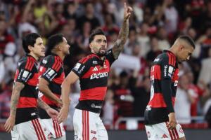 Flamengo vence Corinthians e retoma liderança do Brasileirão