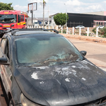 Passageiro pula de carro em movimento após veículo pegar fogo na Ernesto Geisel