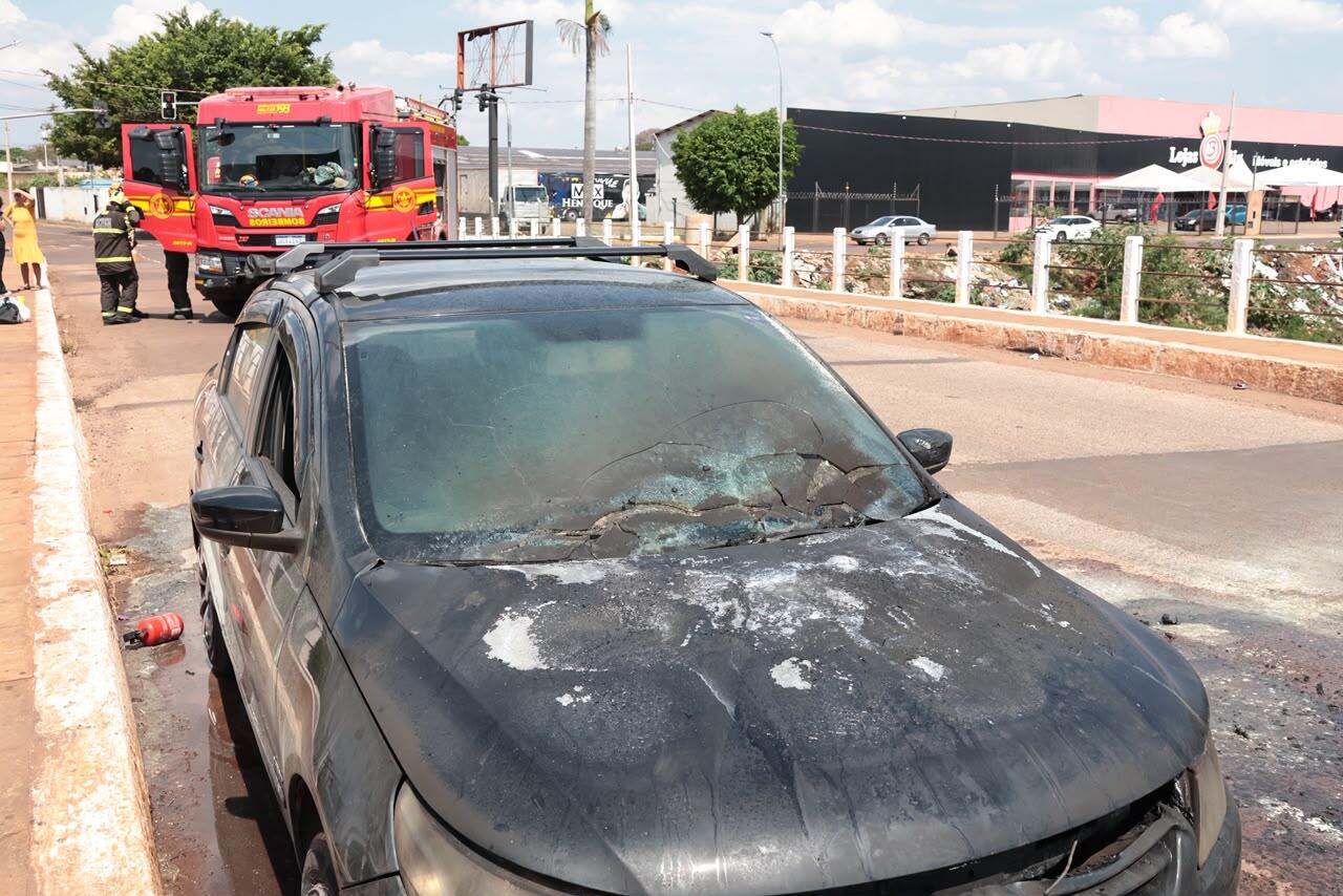 Passageiro pula de carro em movimento após veículo pegar fogo na Ernesto Geisel