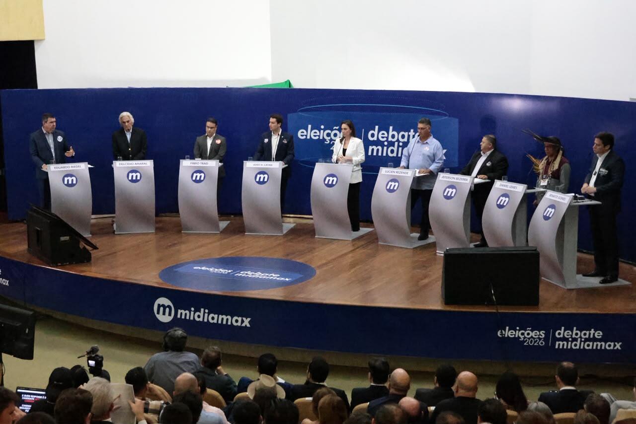 Mediadora Cecília Flesch e os candidatos ao Governo do Estado. (Foto: Madu Livramento, Jornal Midiamax)