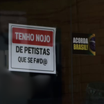 Loja de Campo Grande instala recado para petistas bem na porta: ‘Tenho nojo, que se f#d@’