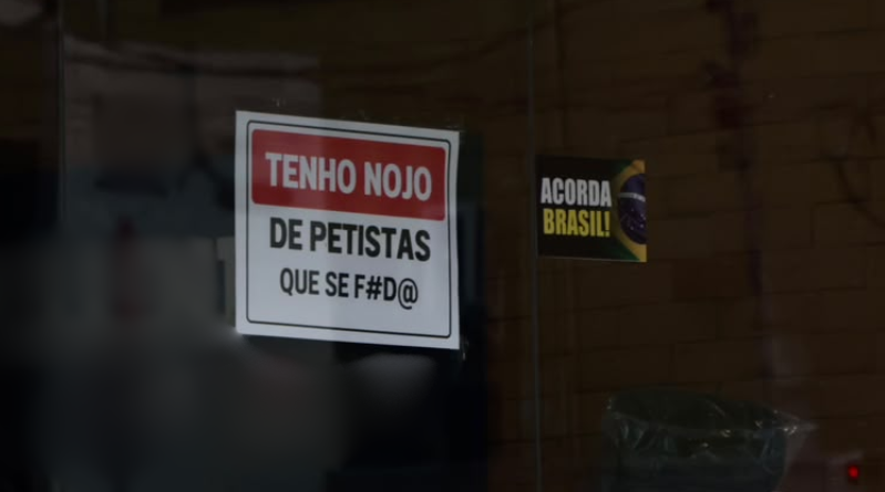 Loja de Campo Grande instala recado para petistas bem na porta: ‘Tenho nojo, que se f#d@’