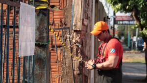 Moradora deixa casa após edificação em ruína ser atingida por incêndio no Caiçara