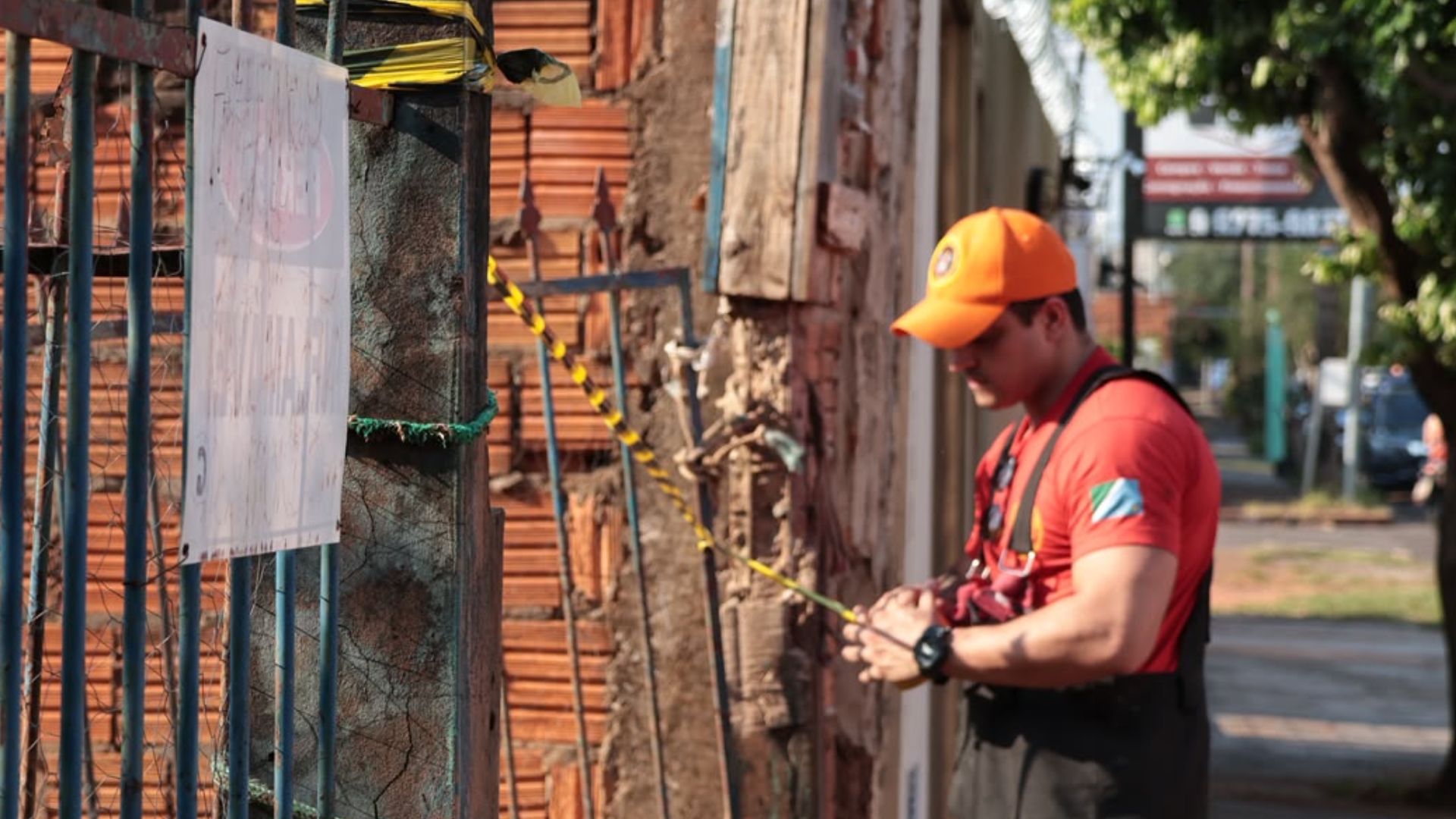 Moradora deixa casa após edificação em ruína ser atingida por incêndio no Caiçara