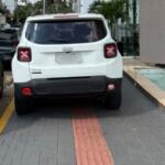 Motorista estaciona Jeep na calçada e flagrante revolta pedestres em Campo Grande