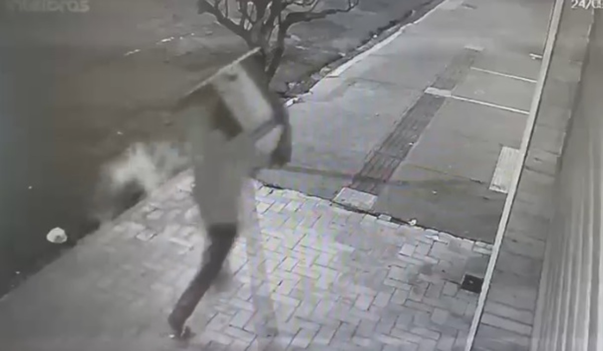 VíDEO: ladrão arranca e leva condensadora de ar-condicionado na região central de Campo Grande