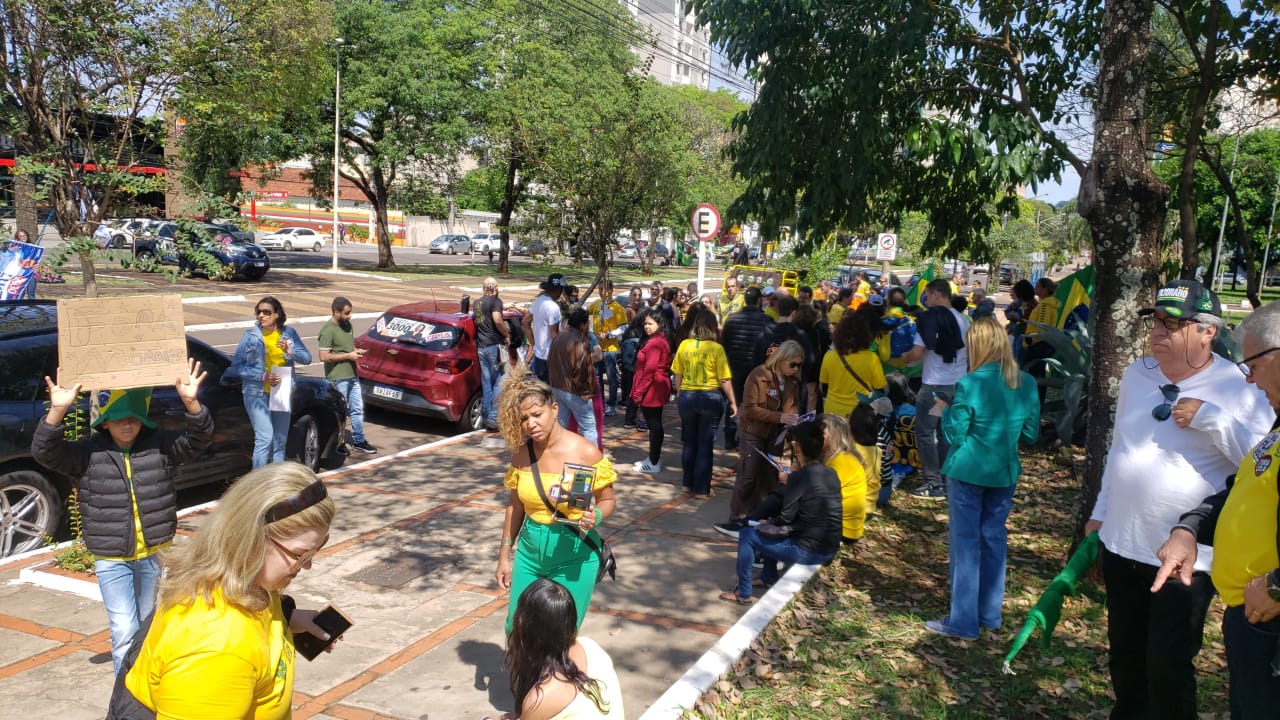 Manifestação contra ministro mobiliza dezenas de pessoas em praça da Capital