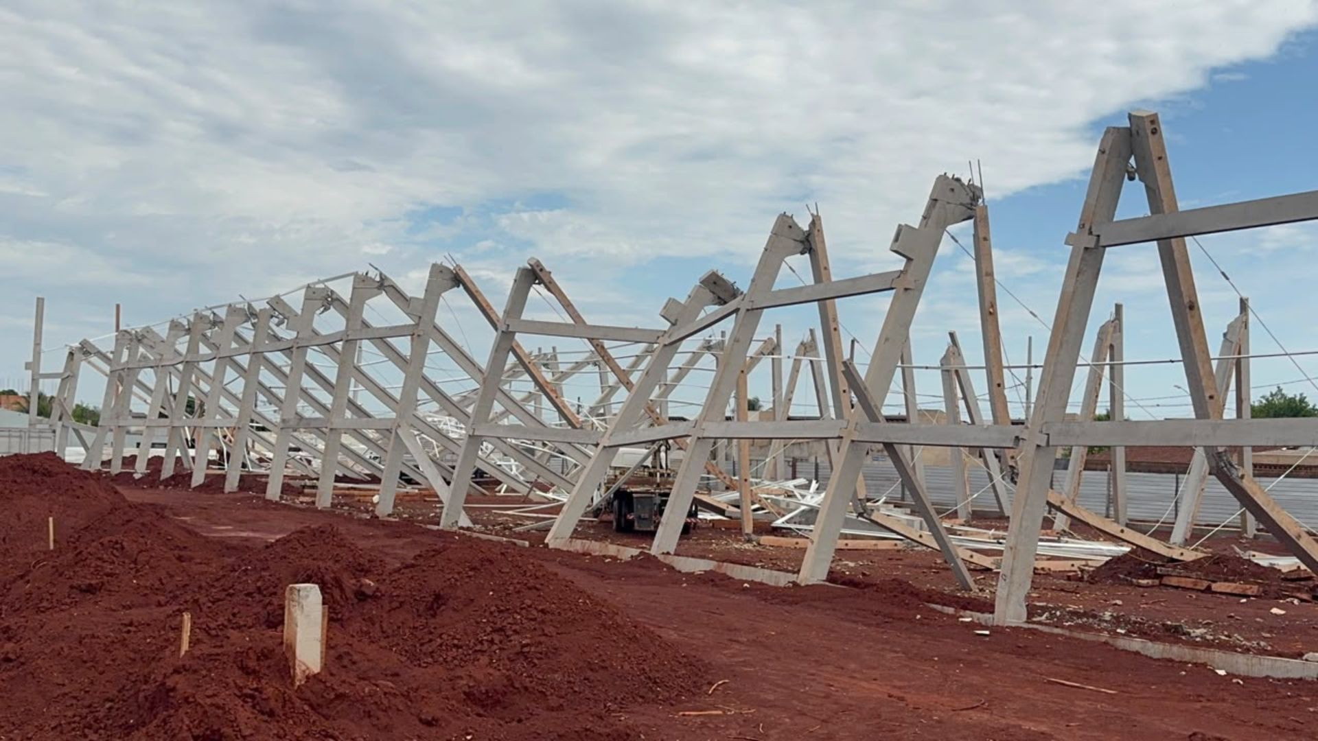 Após desabamento de obra de mercado, rua permanece bloqueada e preocupa moradores