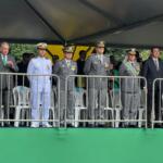 Riedel chega ao desfile acompanhado da primeira-dama; saiba quem mais acompanha o evento 