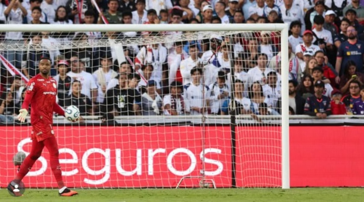 Palmeiras se acovarda, leva virada da LDU, mas avança nos pênaltis graças a Carlos Miguel