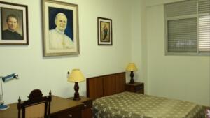 Conhece? Quarto que papa são João Paulo II dormiu em Campo Grande é aberto para visitação
