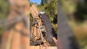 VÍDEO: Ponte sobre o Rio Mimoso desaba durante passagem de caminhão carregado com bois