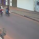 VÍDEO: Motociclista persegue e ataca jovem com barra de ferro em Campo Grande