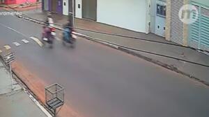 VÍDEO: Motociclista persegue e ataca jovem com barra de ferro em Campo Grande