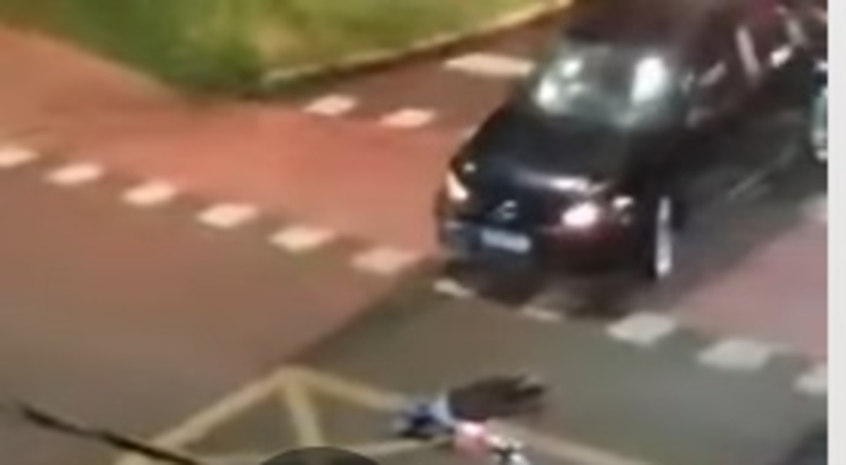 Jovem fica desacordada em acidente entre carro e patinete na Afonso Pena