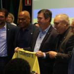 [ BASTIDORES ] Riedel admite ser fã de ídolos do tetra e ganha camisa da Seleção