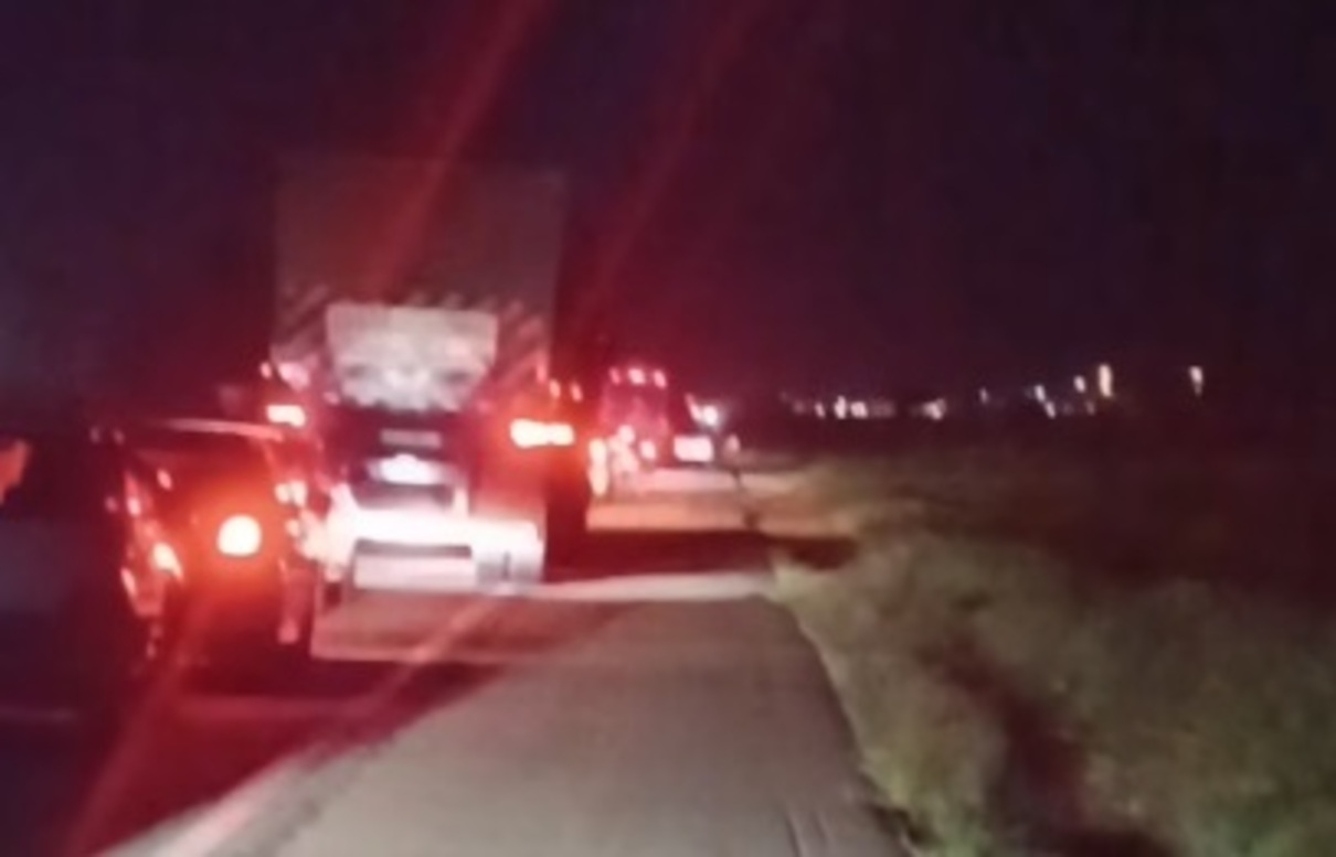 BR-060 continua bloqueada há mais de três horas após tombamento entre Campo Grande e Sidrolândia