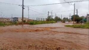 Do Nova Lima ao Los Angeles, ruas alagam com chuva em Campo Grande