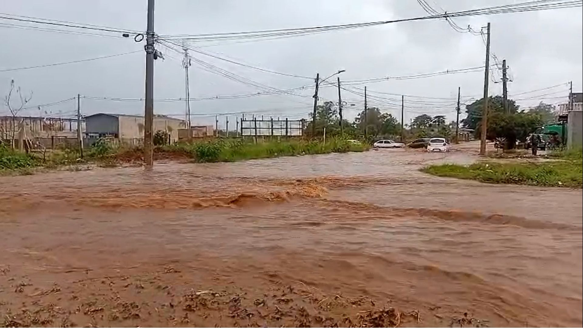 Do Nova Lima ao Los Angeles, ruas alagam com chuva em Campo Grande