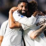 Gabigol vive noite de garçom e Santos abre boa vantagem sobre o Atlético-MG na Sul-Americana