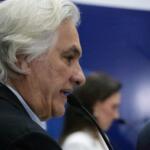 Seguranças de Riedel se posicionam ao lado do palco durante o Debate Midiamax