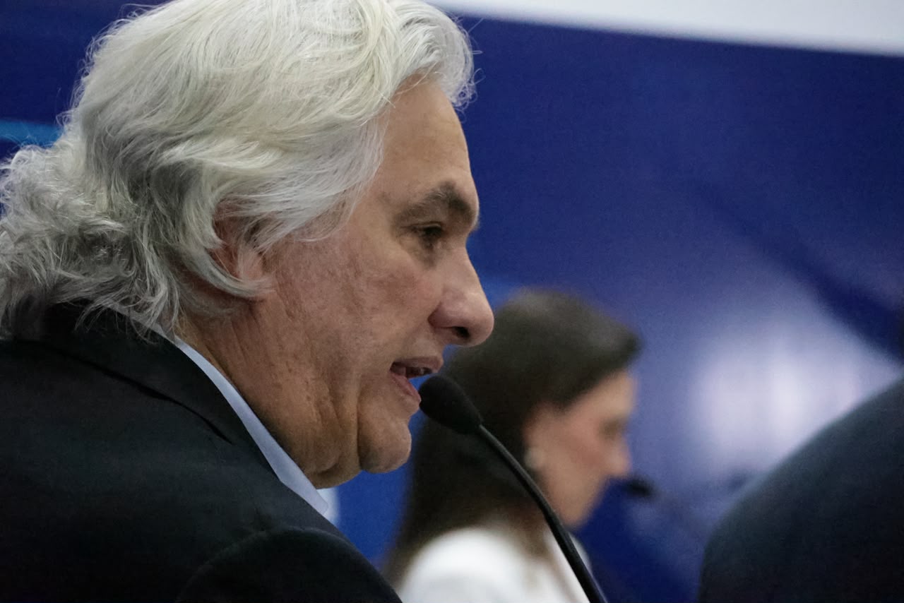 Seguranças de Riedel se posicionam ao lado do palco durante o Debate Midiamax
