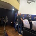 Seguranças de Riedel se posicionam ao lado do palco durante o Debate Midiamax