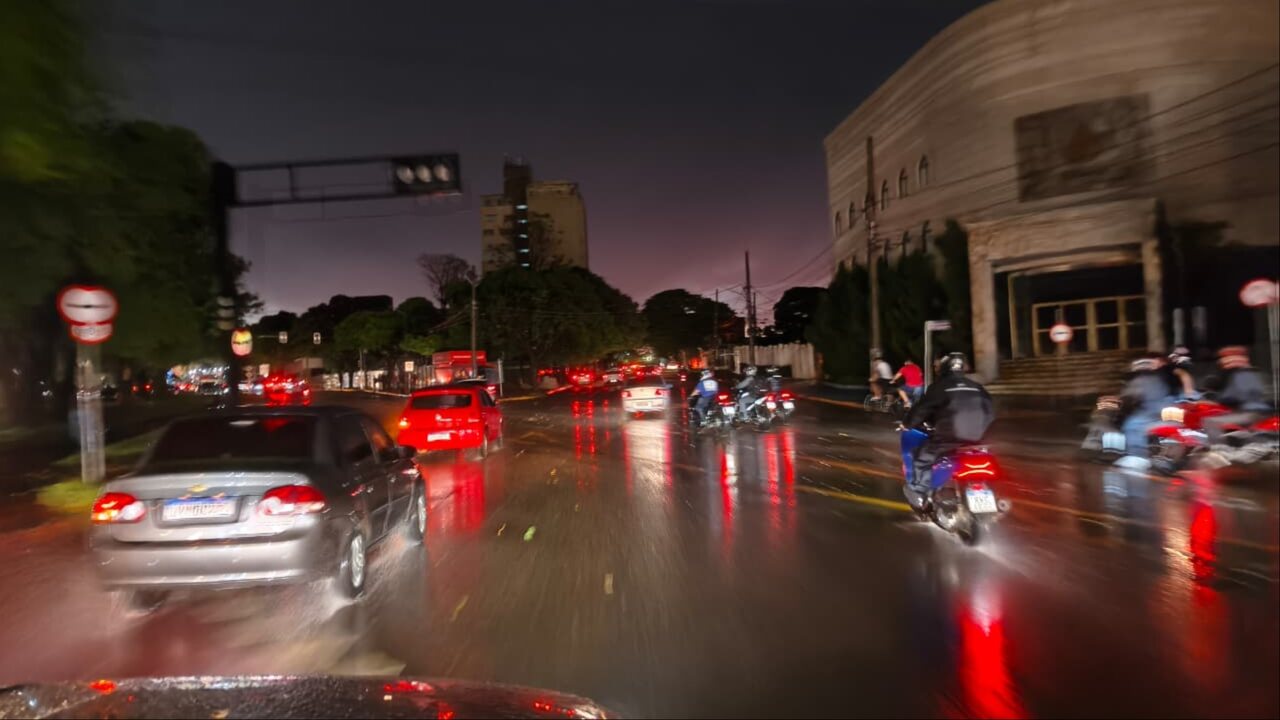 Tempestade causa apagão em semáforos e deixa trânsito caótico na Avenida Afonso Pena