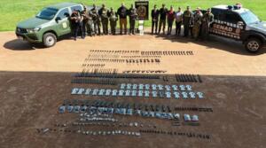 Arsenal de fuzis apreendidos na fronteira abasteceriam o Comando Vermelho
