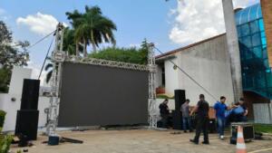 Telão movimenta área externa do Debate Midiamax, na sede do Crea-MS em Campo Grande