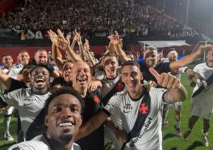 Vasco segura pressão no Barradão bate o Vitória e vai às semifinais da Copa do Brasil