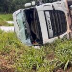 Motorista perde controle e tomba carreta ao desviar de buraco na MS-480
