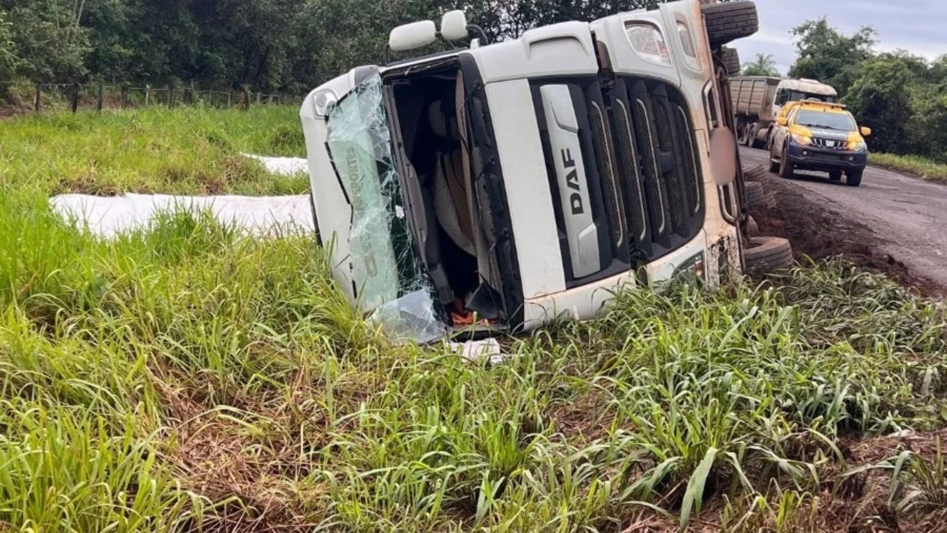 Motorista perde controle e tomba carreta ao desviar de buraco na MS-480