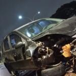 Carro fica destruído ao bater em carreta estacionada na Duque de Caxias