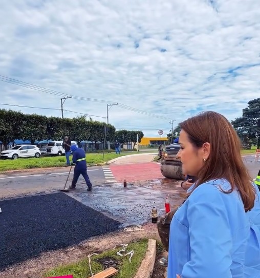 Adriane Lopes acompanha operação tapa-buracos na Gury Marques