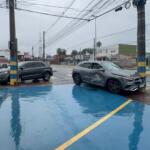 Motoristas de Mercedes e Ford perdem controle e colidem com postes na Avenida Zahran