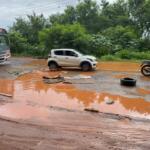 Buracos ‘interditam’ ponte e veículos competem com pedestres pela calçada no Lageado