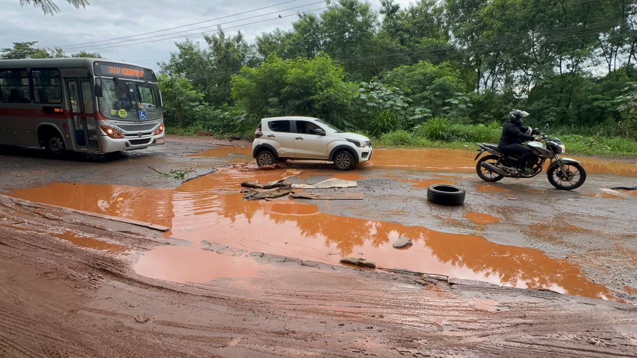Buracos ‘interditam’ ponte e veículos competem com pedestres pela calçada no Lageado
