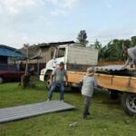 Prefeitura entrega telhas para moradores afetados por vendaval em Amambai