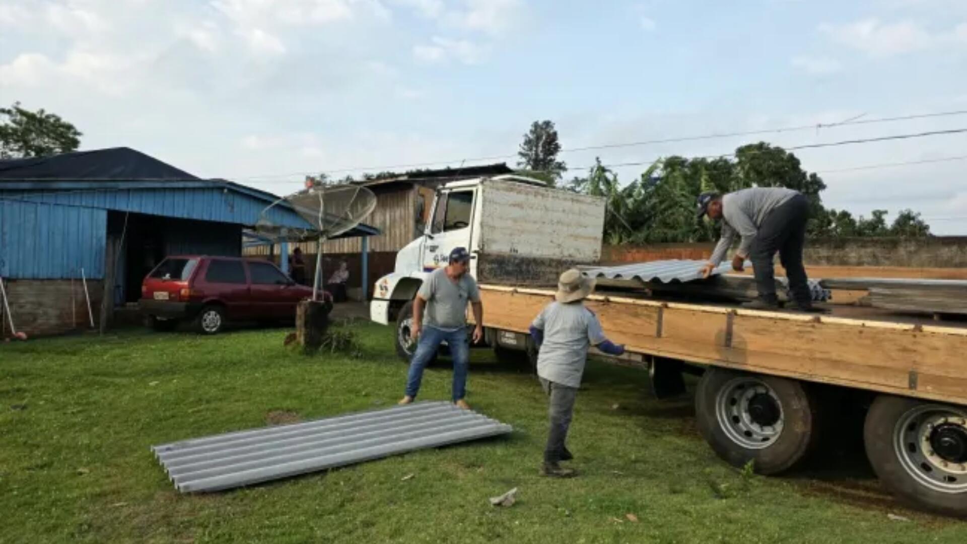 Prefeitura entrega telhas para moradores afetados por vendaval em Amambai