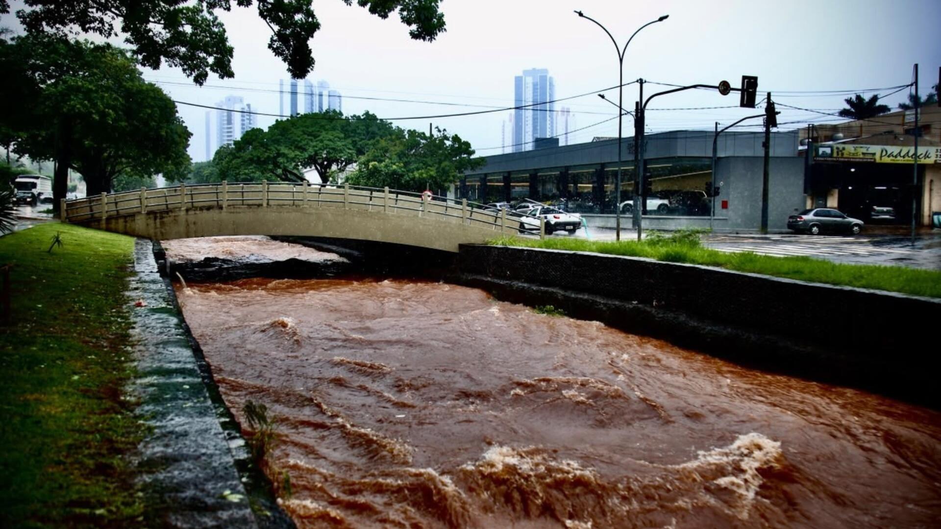 Córregos sobem após chuva em Campo Grande e acendem alerta para transbordamentos