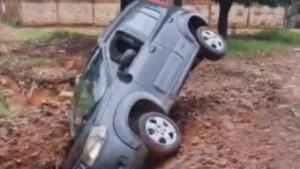 VÍDEO: Após temporal, cratera no Parque do Sol ‘engole’ segundo veículo em dois dias