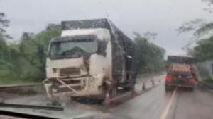 Rodovia de Ribas do Rio Pardo registra engavetamento entre duas carretas e um carro