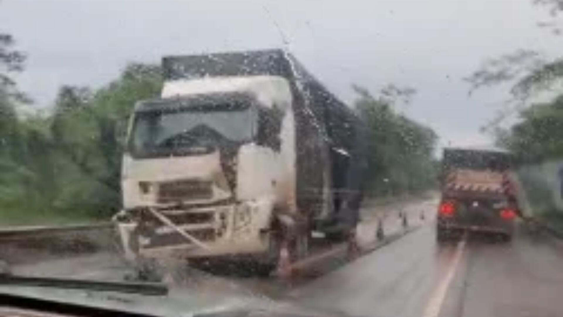 Rodovia de Ribas do Rio Pardo registra engavetamento entre duas carretas e um carro