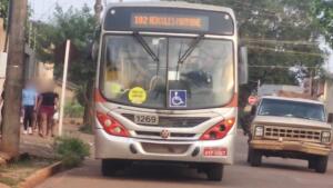 ‘Pode isso’? Ônibus do Consórcio Guaicurus é flagrado circulando sem farol em Campo Grande