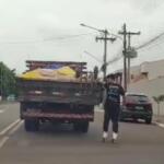 Jovem de patins se arrisca ao ‘pegar carona’ em caminhão por ruas de Campo Grande