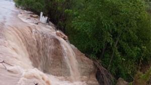 Temporal causa alagamentos, quedas de árvores e interdição de rodovia em Corumbá