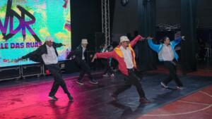 Aulas de breaking gratuitas incentivam dança, criatividade e convivência