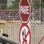 Após série de acidentes, cruzamento no Leblon recebe placas de sinalização
