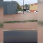 VÍDEO: Chuva alaga loja em Rio Verde de MT e aumenta volume de rio
